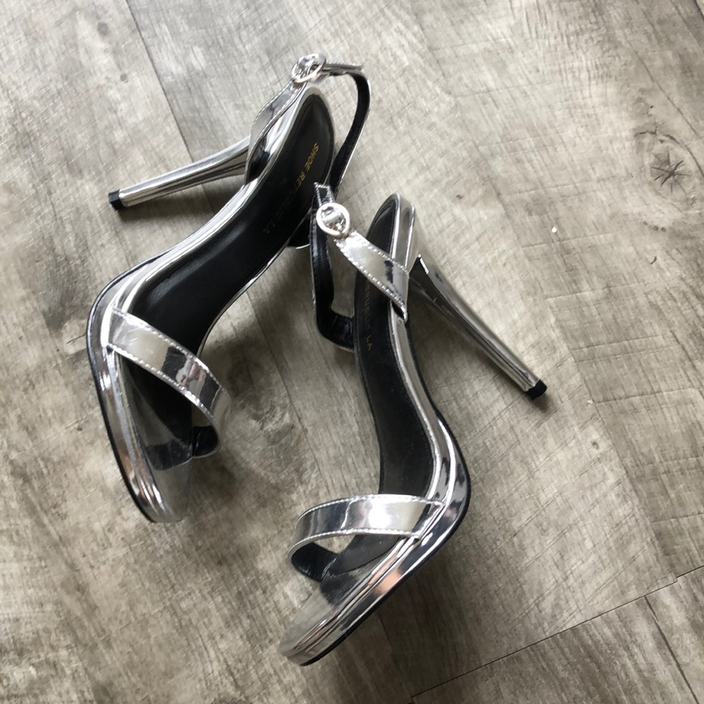 ! Lola shoetique /miss Lola silver metallic sandal